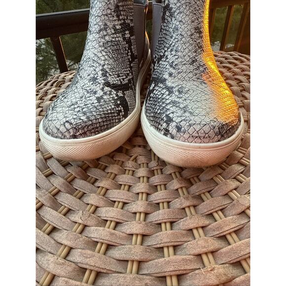 Coconuts by Matisse Gray Snake Print Chelsea Boot 5.5 Shoe Low top - Picture 12 of 15